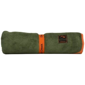 Aufgerollte olivgrüne Hundedecke mit oranger Einfassung und Tragegurt, Aufnäher mit der Aufschrift 'Dog's Creek Outdoor Gear'