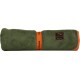 Couverture pour chien olive roulée avec bordure orange et sangle, écusson indiquant 'Dog's Creek Outdoor Gear'.