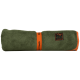Couverture pour chien olive roulée avec bordure orange et sangle, écusson indiquant 'Dog's Creek Outdoor Gear'.