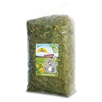 Un sac en plastique transparent rempli d'herbes et d'herbes sèches, étiqueté 'JR FARM Löwenzahnwiese,' avec un dessin animé de lapin et le texte 'Gratis Aufkleber.'