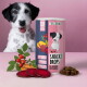Ein Behälter mit "Snackie Drops" in braun-blauem Design, umgeben von Leinsamen, Rote Beete, Kurkuma, Cranberry, Hagebutte und Spirulina.