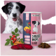 Ein Behälter mit "Snackie Drops" in braun-blauem Design, umgeben von Leinsamen, Rote Beete, Kurkuma, Cranberry, Hagebutte und Spirulina.