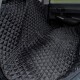Schwarze, gesteppte Autositzabdeckung für Haustiere, die im Auto platziert ist, um die Rückbank vor Tierhaaren und Schmutz zu schützen.