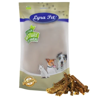 Verpackung für Lyra Pet Hundeleckerlis mit einem Logo, "Lyra Nature Power," und Bildern eines Hundes, einer Katze und eines Welpen, mit einem Stapel Leckerlis davor.
