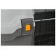 Gros plan sur un loquet de transport pour animaux avec un bouton gris et orange "Appuyer pour déverrouiller", présentant une porte en fil métallique.