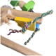 Bunte Vogelspielzeuge aus Holz und natürlichen Fasern, mit gelben, grünen und blauen Blöcken, gedrehten Seilen und Sisal.