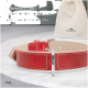 Roter Leder-Haustierhalsband auf Marmor, mit einer beigen "FREUDENTIER"-Tüte dahinter. Text: "Liebevoll in den Niederlanden hergestellt. Nur das Beste für Ihr Haustier."