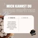 Verpackung eines Haustierergänzungsmittels mit einer Schüssel voller Tabletten. Text: "MICH KANNST DU EINFACH VERFÜTTERN" mit Fütterungsanweisungen für Haustiere.