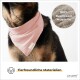 Nahaufnahme eines Hundes in einem rosa Musselintuch mit dem Etikett 'plupet' und einem runden Anhänger mit der Aufschrift '100% Baumwoll Musselin.'