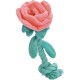 Plüschiges, pinkes, blumenförmiges Hundespielzeug mit grünen Stoffblättern und einem gedrehten Seilenstiel mit geknotetem Ende.