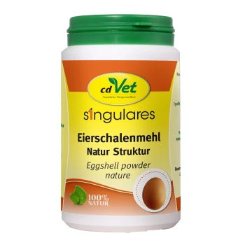Behälter mit cdVet Eierschalenpulver, beschriftet mit 'Eierschalenmehl Natur Struktur', mit einem grünen Deckel und dem Text '100% NATUR'.