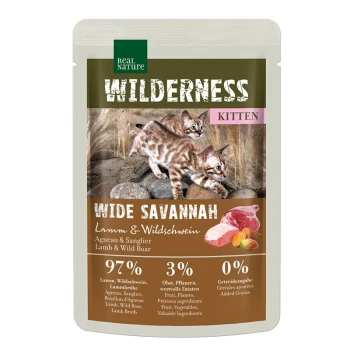 WILDERNESS Nassfutter Katze, Kitten 12x85 g Wide Savannah, Lamm und Wildschwein Haustierfutterbeutel beschriftet "Wilderness Kitten Wide Savannah" mit zwei verspielten Kätzchen, mit 97% Lamm und Wildschwein, ohne Getreide.