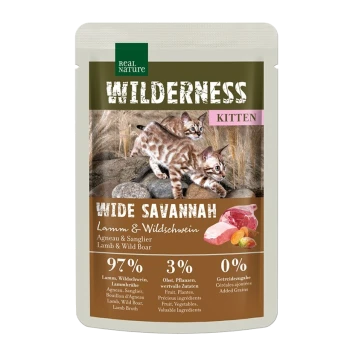 Haustierfutterbeutel beschriftet "Wilderness Kitten Wide Savannah" mit zwei verspielten Kätzchen, mit 97% Lamm und Wildschwein, ohne Getreide.