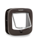 Braune PetSafe Haustiertür mit einer klaren Klappe, die für einen einfachen Zugang für Haustiere konzipiert ist, mit einem Verriegelungsmechanismus am Boden.