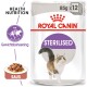 Royal Canin Sterilised kattenvoer verpakking met een fluffy kat, met de tekst "85g x 12" en "Health Nutrition", en een kom met voer gelabeld "SAUS".