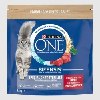 L'emballage de la nourriture pour chats Purina ONE Bifensis présente un chat gris et promeut les bienfaits pour les chats stérilisés, comme le métabolisme et la santé urinaire.