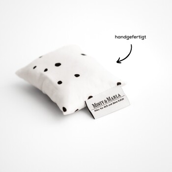 Kleines weißes Katzenspielzeug mit schwarzen Punkten, beschriftet mit "Minty & Marla - Alles für dich und deine Katze," mit einem Pfeil zu "handgefertigt."