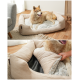 Ein flauschiger Hund ruht sich bequem auf einem plüschigen, beigen Haustierbett mit einem weichen, strukturierten Innenraum aus. Das Bett hat abnehmbare, waschbare Bezüge.