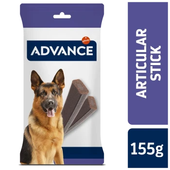 Emballage de friandises pour chiens avec un berger allemand, étiqueté "ADVANCE ARTICULAR STICK," 155g. Deux bâtons bruns sont visibles.