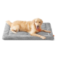 Golden Retriever Hund mit orangefarbener Bandana, liegend auf einem grauen, strukturierten Haustierbett mit orangefarbenem Etikett.