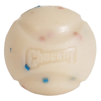 Weißer Gummihundespielball mit mehrfarbigen Sprenkeln und eingeprägtem Text "Chuckit!"