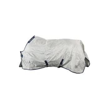 Eine silberne Haustierdecke mit blauen Riemen, entworfen für Hunde, auf einem weißen Hintergrund präsentiert.