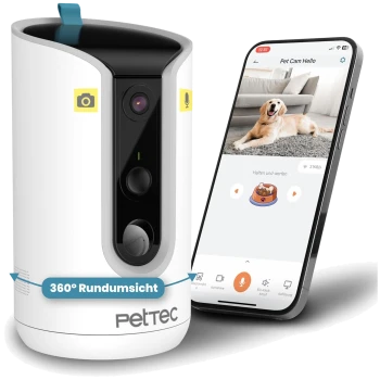 Eine weiße Haustierkamera mit einer 360-Grad-Ansichtsfunktion, neben einem Smartphone, das einen glücklichen Hund auf einem Teppich und App-Steuerelemente anzeigt.