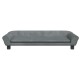 Graues Haustiersofa mit abgerundeten Armen und Knopfdetails, entworfen für Komfort und Stil in haustierfreundlichen Räumen.
