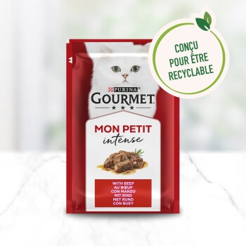 Rood Purina Gourmet kattenvoerzakje met witte kat, label 'MON PETIT intense', afbeelding van rundvlees en badge 'CONÇU POUR ÊTRE RECYCLABLE'