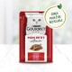 Rood Purina Gourmet kattenvoerzakje met witte kat, label 'MON PETIT intense', afbeelding van rundvlees en badge 'CONÇU POUR ÊTRE RECYCLABLE'