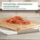 Hochwertige, rein natürliche Karottenflocken auf einem Holzschneidebrett, mit einem sanften, neutralen Hintergrund.