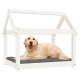 Ein Golden Retriever liegt bequem auf einem grauen Kissen in einem weißen, hundehäuslichen Bett.