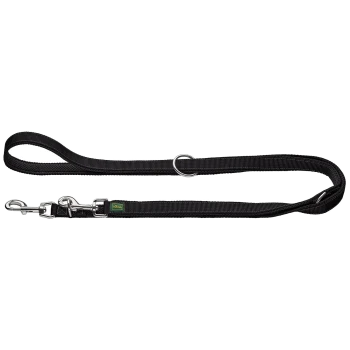 Schwarze, verstellbare Hundeleine aus Nylon mit drehbarem Metallkarabiner, D-Ring und kleinem grünen rechteckigem Etikett.
