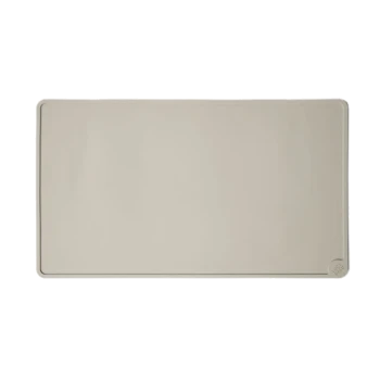 Silikon-Haustierfütterungsmatten in Beige, Pink und Grau, die eine glatte Oberfläche und abgerundete Ecken für eine einfache Reinigung zeigen.
