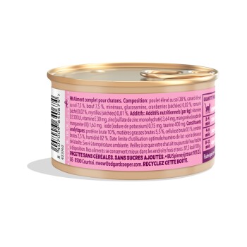 Nourriture en conserve pour chats de chatons, avec une étiquette rose contenant des ingrédients comme du poulet, du bœuf et des canneberges, ainsi que des informations nutritionnelles.