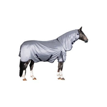 Ein Pferd, das eine hellgraue Schutzdecke mit Kapuze trägt, die mit dunklen Riemen gesichert ist, vor einem weißen Hintergrund stehend.