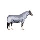 Ein Pferd, das eine hellgraue Schutzdecke mit Kapuze trägt, die mit dunklen Riemen gesichert ist, vor einem weißen Hintergrund stehend.