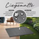 Graue Haustiermatte-Werbung mit der Aufschrift "gemütliche Liegematte", INDOOR / OUTDOOR-Labels, Angaben zu Innen-/Außenfunktionen, Nahaufnahme des wasserabweisenden Stoffs