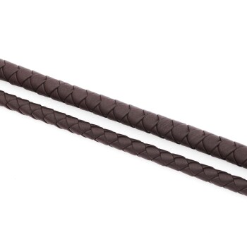 Zwei geflochtene braune Lederleinen flach auf einem weißen Hintergrund ausgelegt.