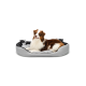 Ein braun-weißer Australian Shepherd Hund, der in einem gemütlichen, grau-schwarzen Hundebett entspannt.