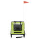 Grüner Haustieranhänger mit einer schwarzen Netztasche, zwei Rädern und einer orangefarbenen Sicherheitsflagge, entworfen für den Transport von Haustieren.
