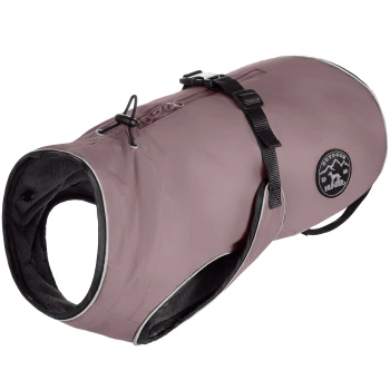 Ein rosa Hundemantel mit einem weichen Innenfutter, mit verstellbaren Riemen und einem Logo-Patch, das "Outdoor Hunter" liest.