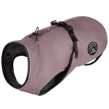 Ein rosa Hundemantel mit einem weichen Innenfutter, mit verstellbaren Riemen und einem Logo-Patch, das "Outdoor Hunter" liest.