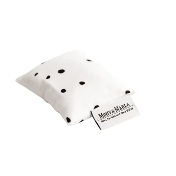 Weißes Katzenspielzeugkissen mit schwarzen Punkten, beschriftet mit "MINTY & MARLA" und dem Text "Alles für dich und deine Katze."