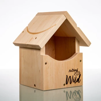 Nistkasten Rotkehlchen Holzhaustierhaus mit einem schrägen Dach, mit einem ausgeschnittenen Eingang und dem Text "AniForti Wild" auf der Vorderseite.
