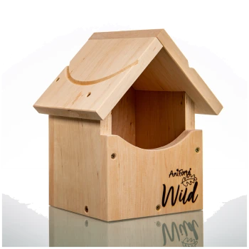 Holzhaustierhaus mit einem schrägen Dach, mit einem ausgeschnittenen Eingang und dem Text "AniForti Wild" auf der Vorderseite.