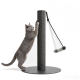Graue Katze streckt sich und kratzt an einem hohen schwarzen Sisalpfosten mit hängendem Pompon-Spielzeug auf rundem Sockel vor weißem Hintergrund.