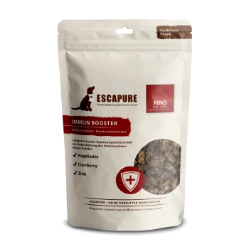 Tüte mit ESCAPURE Immun Booster Hundeleckerlis mit einem weißen und roten Etikett, das "Rind", Hagebutten, Cranberry und Zink zeigt.
