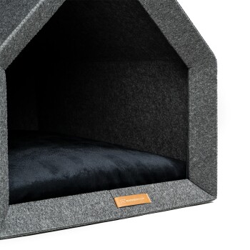 Grau Filzhaustierhaus mit einem schwarzen Kissen innen, mit einem kleinen Logoetikett, das "revproduct.com" liest.