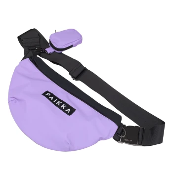 Eine lavendelfarbene Hüfttasche für Haustiere mit einem schwarzen Gurt und dem Markennamen 'PAIKKA', der prominent auf der Vorderseite angezeigt wird.